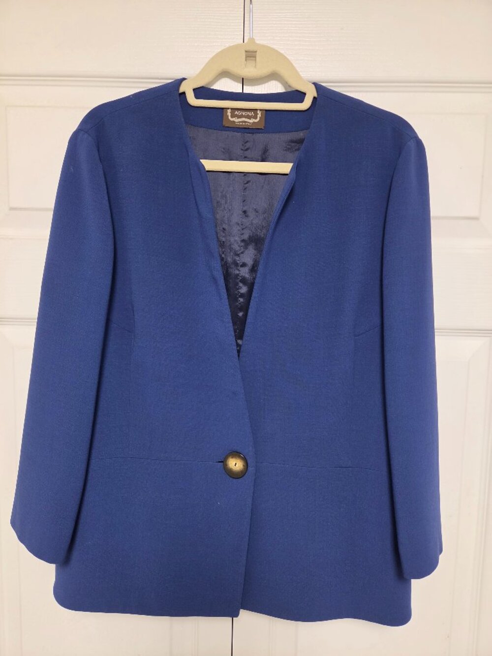 Classic  tailored elegant Italian  womans jaket size 12. Great condition .